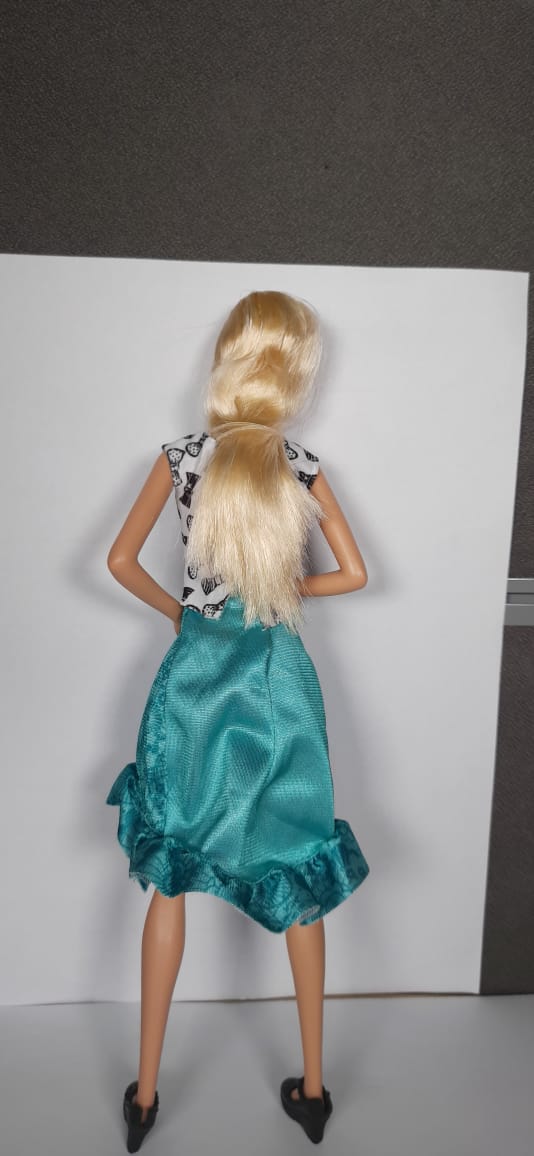 Classic Barbie Doll – Iconic Fashion & Fun